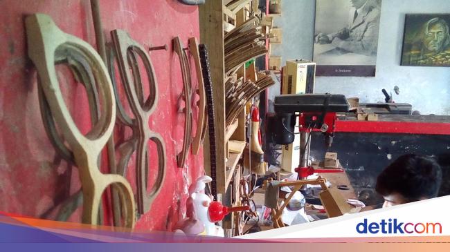 Limbah Kayu Disulap Jadi Frame Kacamata Kekinian di Gebog Limbah Kayu Disulap Jadi Frame Kacamata Kekinian di Gebog
