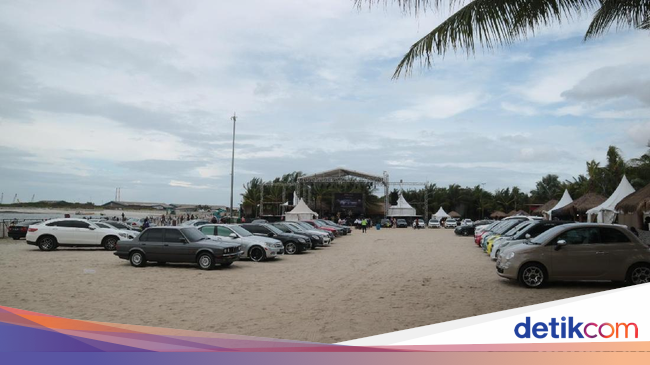 Mobil mobil Eropa Berjemur di Pantai Ancol Mobil mobil Eropa Berjemur di Pantai Ancol