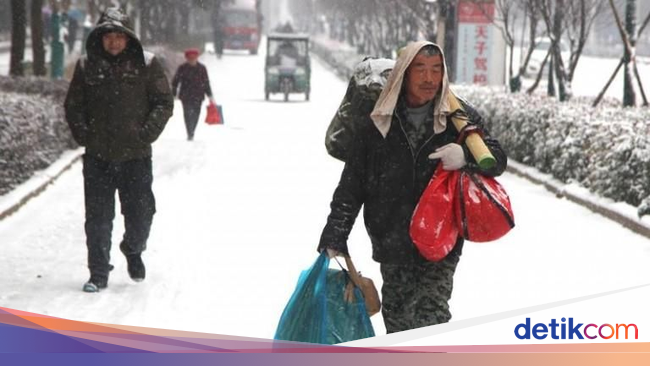 Bikin Hati Meleleh Pria 60 Tahun Jalan 40 Km Demi Belikan 