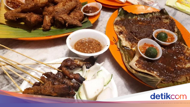 Jajan Sate Ayam dan Ikan Pari Bakar yang Sedap di Lau Pa Sat
