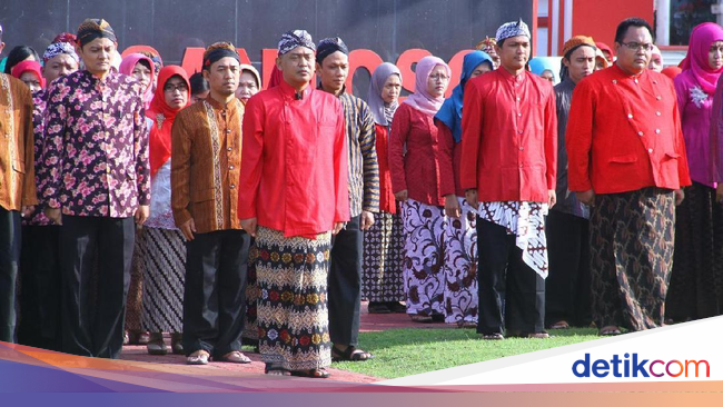 Berpakaian Jadul  Tiap Tanggal 1 Ini Penampakan Pegawai 