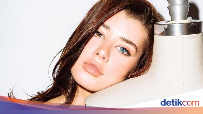 Foto: Model Seksi Ini Punya Mata Indah Nan Unik Warna Biru ...