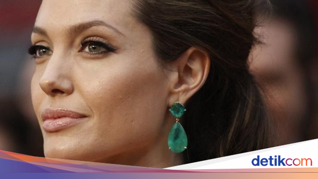 Gaya Mewah Luna Maya Hingga Angelina Jolie Pakai Perhiasan 
