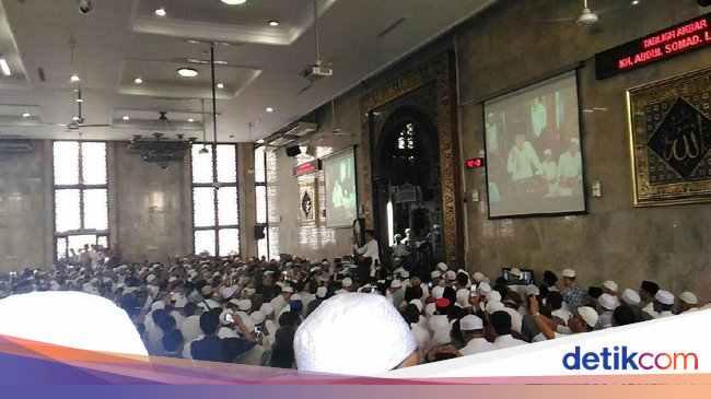 Ustaz Somad Isi Ceramah Usai Salat Jumat di Masjid Sunda 