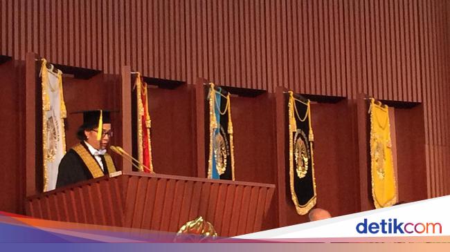 Pakai Toga  Sri Mulyani Hadiri Acara Wisuda  di UI 