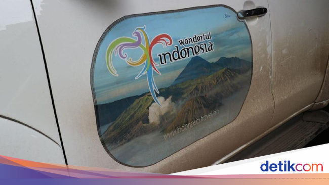 Stiker  Wonderful Indonesia di Mobil Teddy dan Yana Bikin   Stiker  Wonderful Indonesia di Mobil Teddy dan Yana Bikin