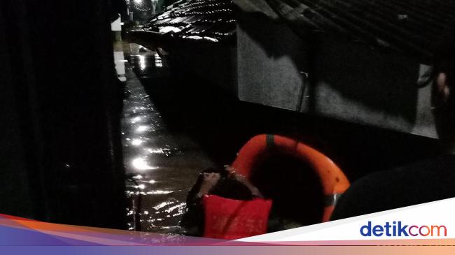 7 Areas Inundated by Floods Due to Heavy Rain in the Upper Bekasi River