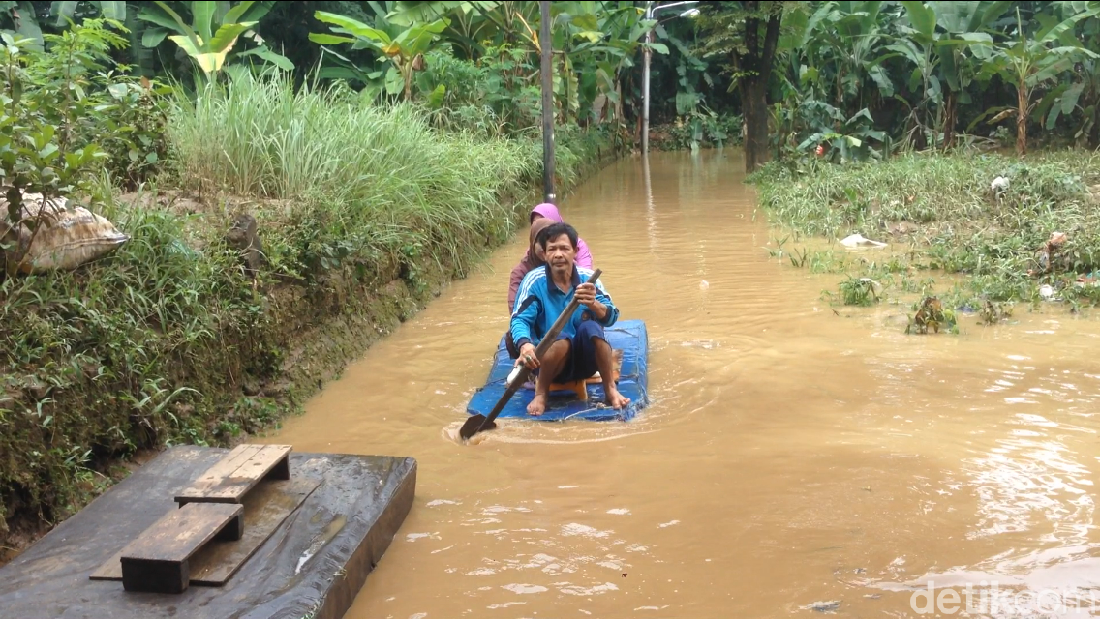 Banjir Di Kampung Arus Naik Lagi, Warga Pakai Perahu Berangkat Kerja