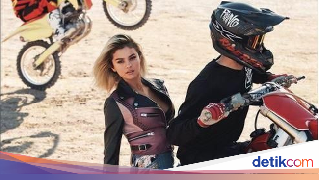 Bikin Gemes, Seksinya Selena Gomez di Atas Motor Trail