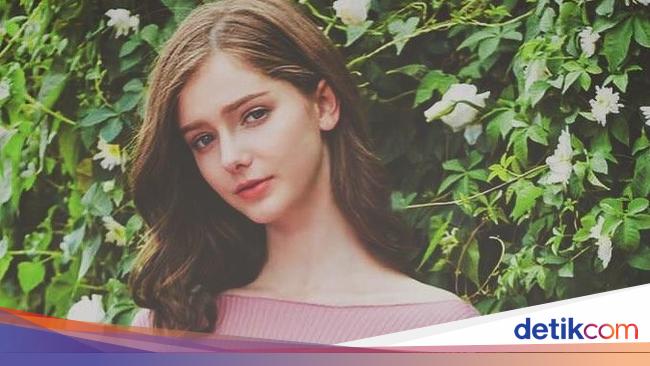 Potret Cantik  Savanna Blade Model yang  Sering Dikira Boneka 