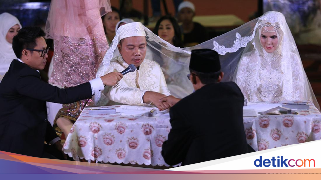 Anggunnya Gaun Pengantin Hijab Angel Lelga Saat Akad Nikah
