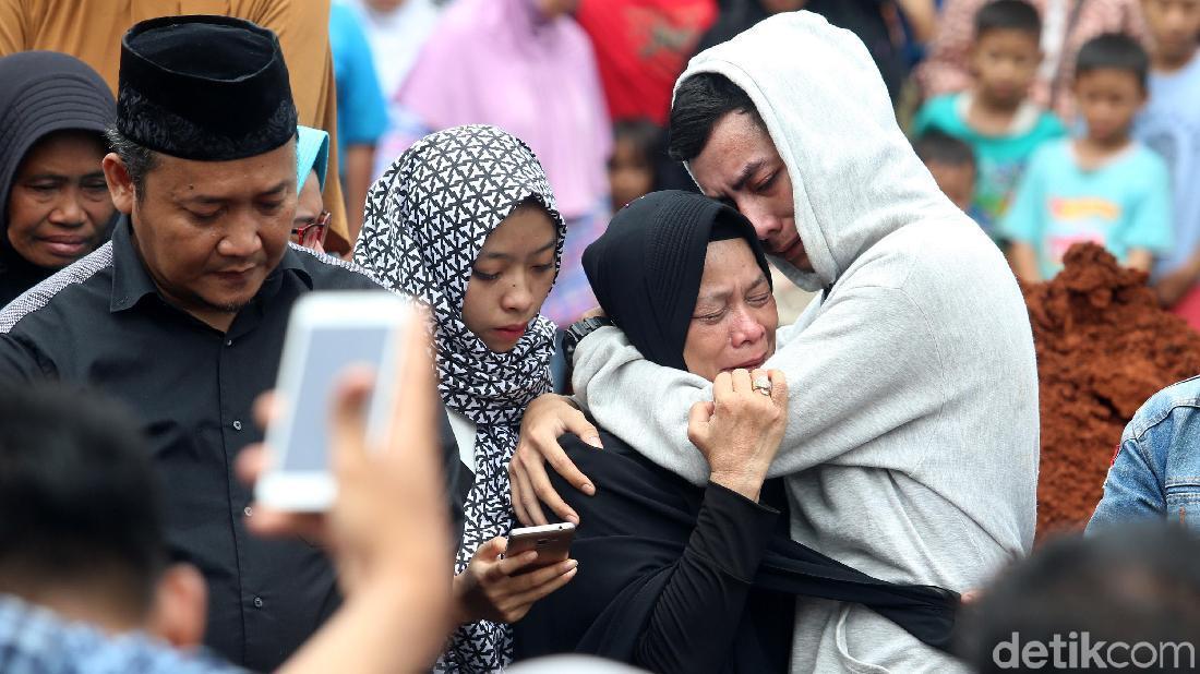 Isak Tangis Iringi Pemakaman Korban Kecelakaan Tanjakan Emen