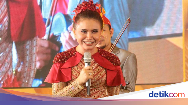 Merah Merona Rossa di Atas Panggung