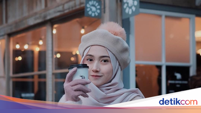 Foto 10 Gaya Hijab Pakai Topi yang Kekinian Ala Nisa Cookie  Foto 10 Gaya Hijab Pakai Topi yang Kekinian Ala Nisa Cookie