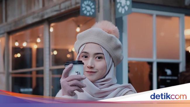 Foto 10 Gaya Hijab Pakai Topi yang Kekinian Ala Nisa Cookie Foto 10 Gaya Hijab Pakai Topi yang Kekinian Ala Nisa Cookie