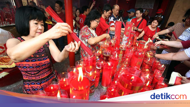 Rayakan Imlek, Warga Tionghoa Datangi Vihara Petak Sembilan