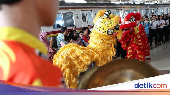 Atraksi Barongsai Sambut Imlek Di Stasiun Bogor