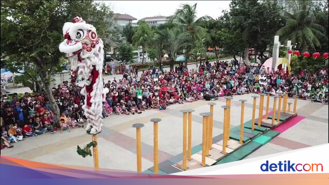 Wisatawan di Ancol Dihibur Juara Dunia Barongsai Tonggak