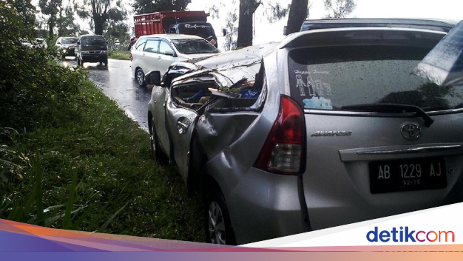 Tebing Longsor Timpa Mobil  di  Jalur Kopeng Magelang 