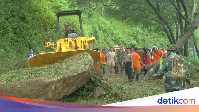 Longsor Batu Sempat Tutup Jalan Nasional Trenggalek Ponorogo