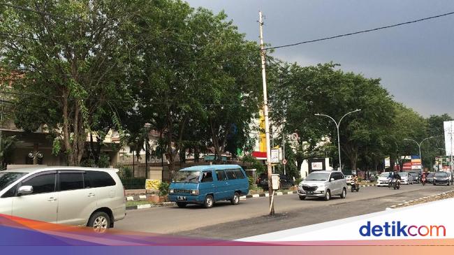 PLN Cirebon Bakal Pindahkan Tiang Listrik di Tengah Jalan PLN Cirebon Bakal Pindahkan Tiang Listrik di Tengah Jalan