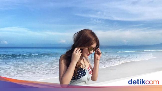 Pose Selebgram Yogya Mirip Barbie Saat di Pantai