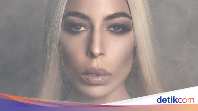 Foto: Gaya Seksi Kaila Methven, Pewaris Kekayaan 'Ayam KFC'