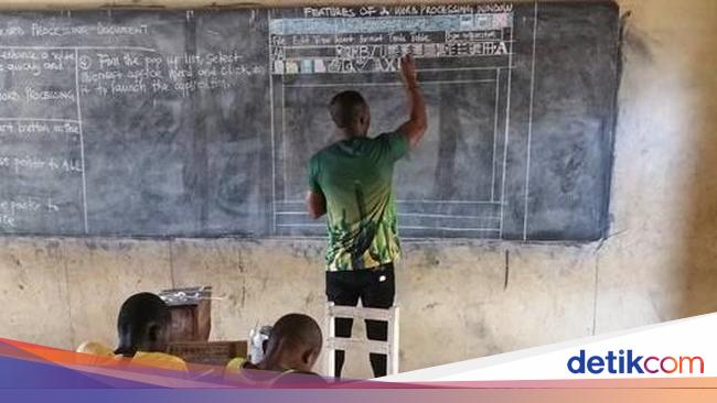 Tak Ada Komputer, Guru Gambar Microsoft Word di Papan Tulis