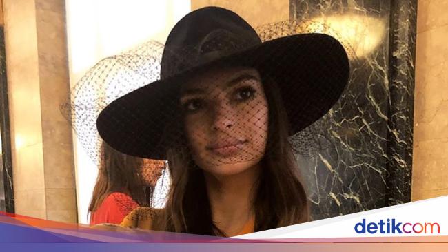 Anti mainstream Emily Ratajkowski Nikah Pakai Baju Zara  