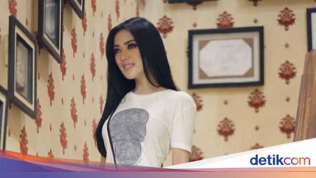 Gaya Syahrini Pakai Kaus Oblong Yang Total Harganya Bisa Buat Dp Mobil