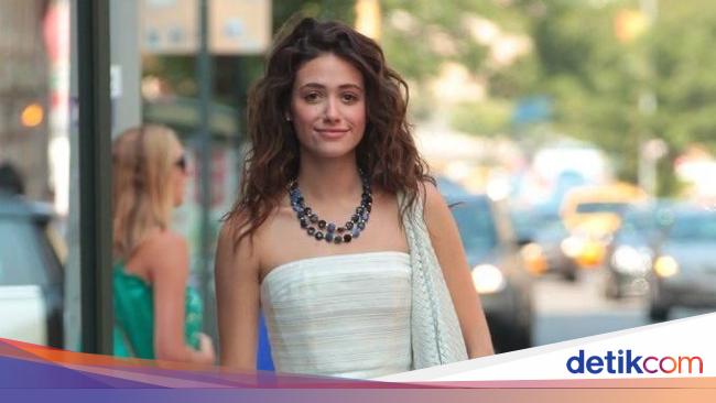 Foto Gaya Selebriti Hollywood yang Tetap Keren Pakai Foto Gaya Selebriti Hollywood yang Tetap Keren Pakai