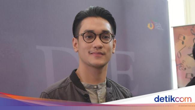 5 Penyanyi Pria yang Sukses Lantunkan Lagu Wanita