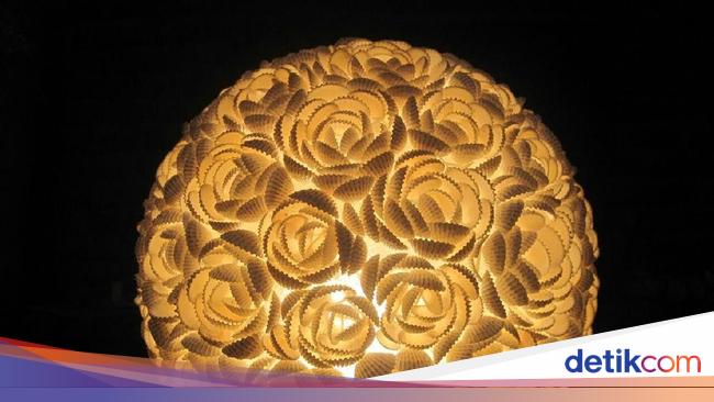 Kulit Kerang Diolah Jadi Lampu Hias Diekspor hingga ke Italia Kulit Kerang Diolah Jadi Lampu Hias Diekspor hingga ke Italia
