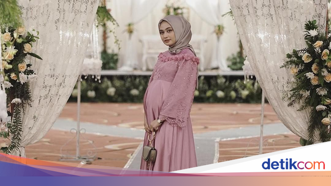 10 Inspirasi Gaya Busana Hijab Bridesmaid Untuk Ibu Hamil