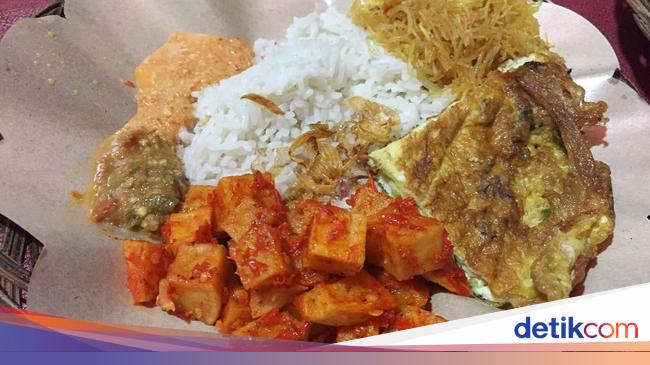 Gurih Mantap Nasi Uduk Betawi dengan Lauk Komplet Gurih Mantap Nasi Uduk Betawi dengan Lauk Komplet