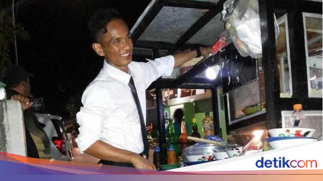 Gaya Nyentrik Rinto Jualan Bakso Dorong Dengan Kemeja Berdasi