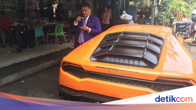 Melihat Gaya Hotman Paris dengan Mobil Mewahnya Melihat Gaya Hotman Paris dengan Mobil Mewahnya