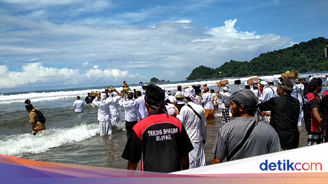 Ratusan Peralatan Sembahyang Disucikan di Pantai Jolosutro 