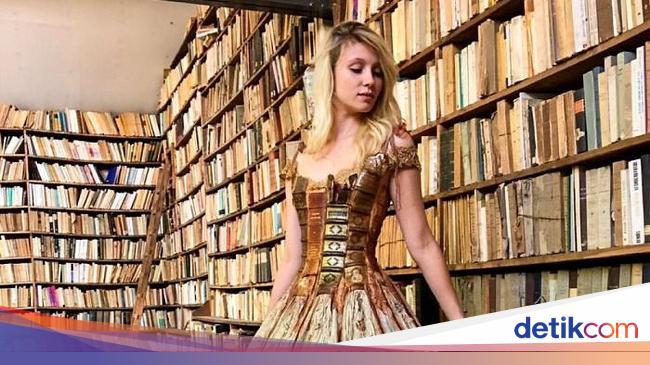 Foto Unik Banget Gaun Indah Ini Terbuat dari Sampul  Buku  