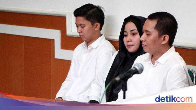 Syahrini dan 5 Orang Lainnya Gratis Umrah First Travel