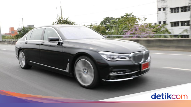 Galaknya Mobil  Listrik nan Mewah  BMW 