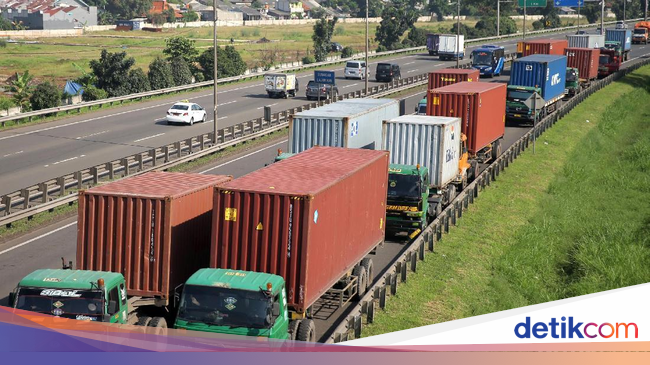 Dilarang Masuk Tol Truk Kontainer Parkir di Bahu Jalan Dilarang Masuk Tol Truk Kontainer Parkir di Bahu Jalan