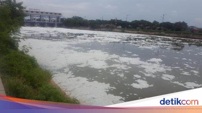 Lautan Busa Limbah Detergen  Masih Penuhi Kali BKT Marunda