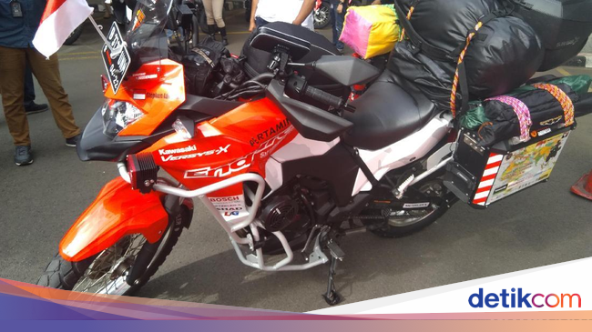 Tunggangi Sepeda Motor  Pria  Ini Siap Bertualang Jakarta 