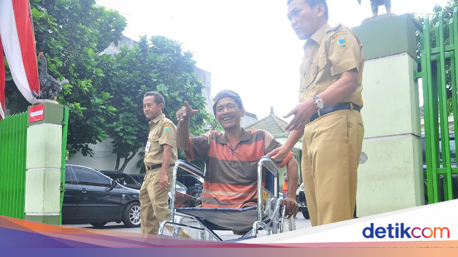 Jenguk Tukang Parkir Tanpa Kaki, Bupati Kudus Bawa Kursi Roda