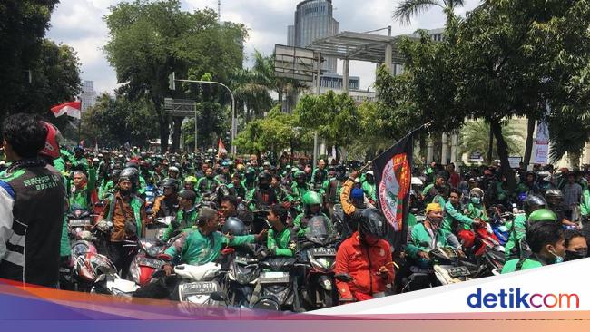 Foto: Driver Ojol 'Hijaukan' Jalan Menuju Istana