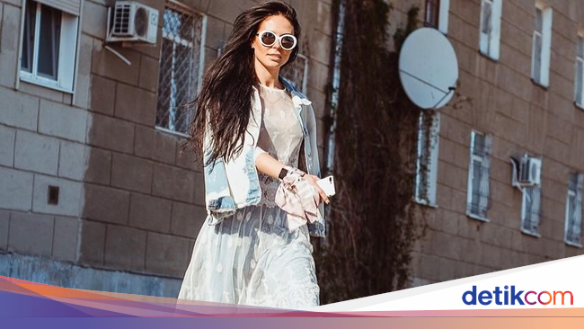 Cara Unik Model Rusia Protes Jalan Berlubang Foto Pakai 