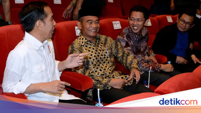 Foto Jokowi Nonton Bioskop di Malang