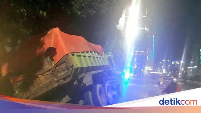 Truk Kecelakaan di Jalan Gatot Subroto Jakarta