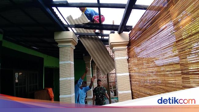 Hujan dan Puting Beliung Atap Sejumlah Rumah di Kediri Beterbangan Hujan dan Puting Beliung Atap Sejumlah Rumah di Kediri Beterbangan